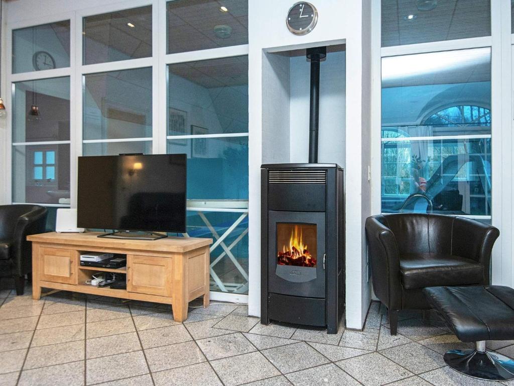 TV a/nebo společenská místnost v ubytování 18 person holiday home in Ulfborg-By Traum