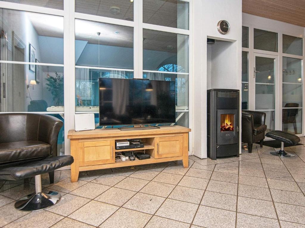 TV a/nebo společenská místnost v ubytování 18 person holiday home in Ulfborg-By Traum