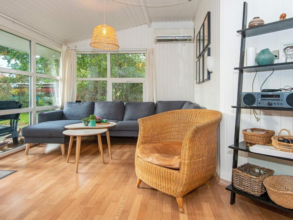 Posezení v ubytování Four-Bedroom Holiday home in Knebel 7