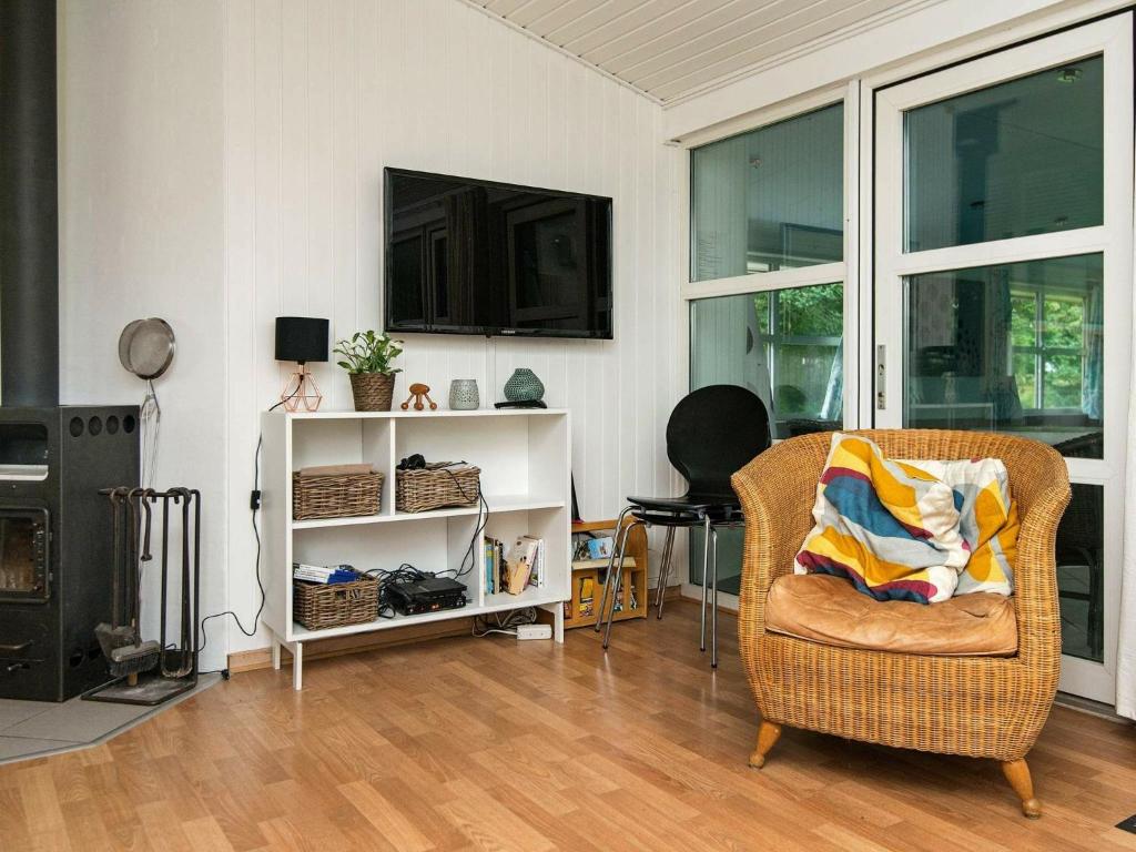 TV a/nebo společenská místnost v ubytování Four-Bedroom Holiday home in Knebel 7