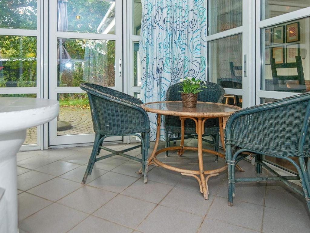 Fotografie z fotogalerie ubytování Four-Bedroom Holiday home in Knebel 7 v destinaci Skødshoved Strand