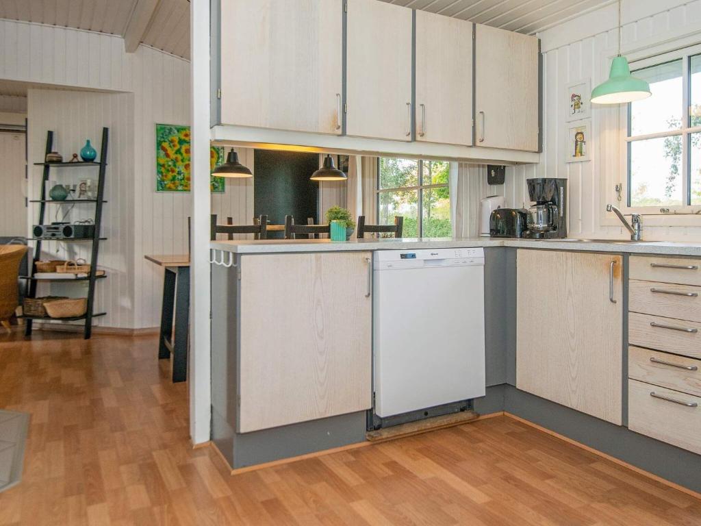 Kuchyň nebo kuchyňský kout v ubytování Four-Bedroom Holiday home in Knebel 7