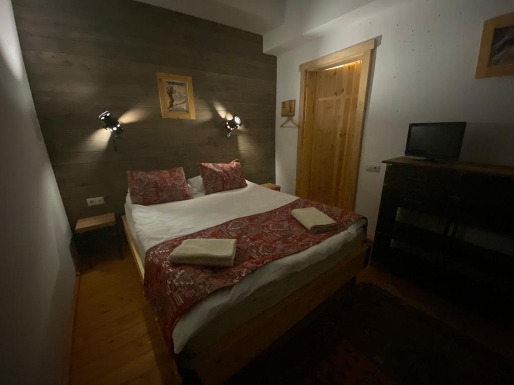 Кровать или кровати в номере Mountain Cricket Chalets and Apartments Gudauri