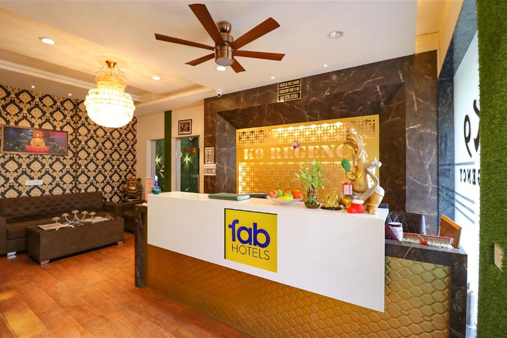 卢迪亚纳FabHotel K9的设有接待柜台的酒店大堂