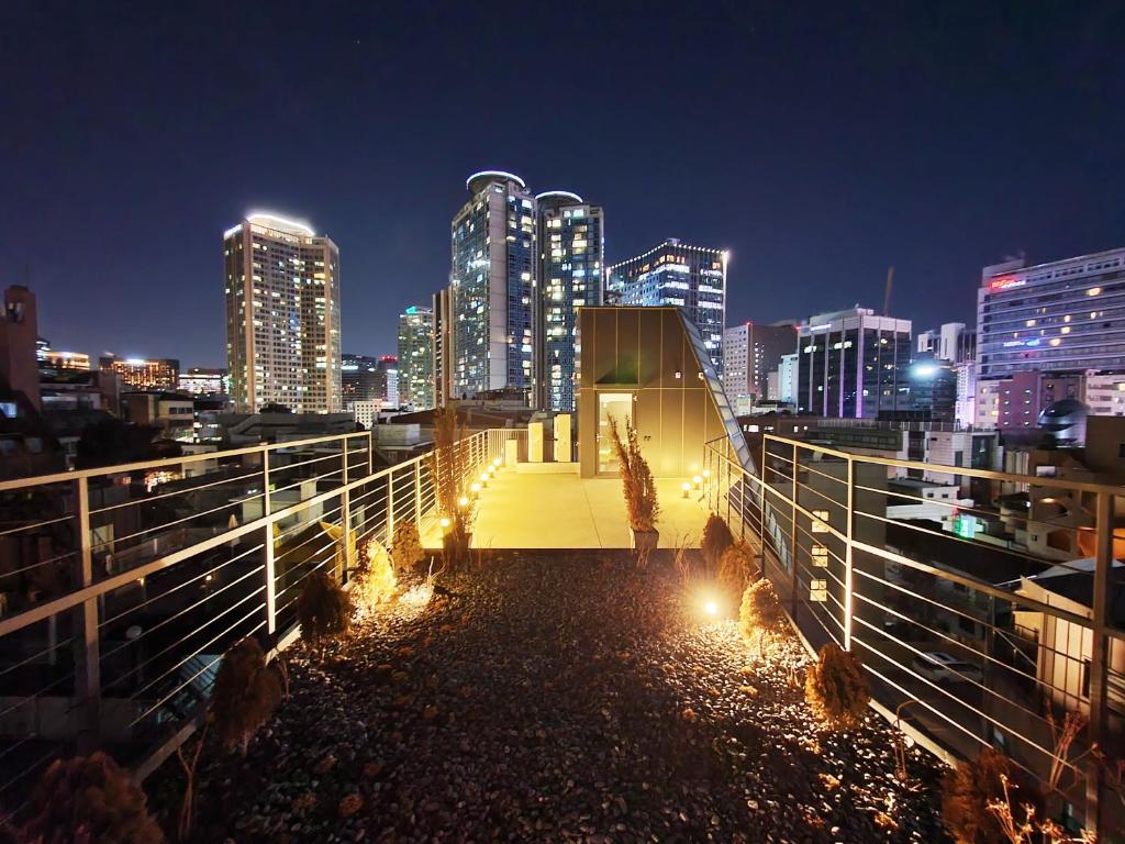 uma vista para o horizonte da cidade à noite em YOLO Guesthouse em Seul