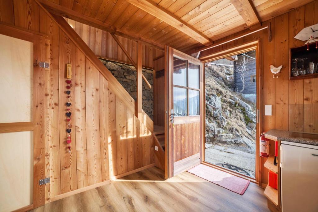 Pokój z drewnianymi ścianami i dużym oknem w obiekcie Ferienhaus Waldhof w mieście Naturns