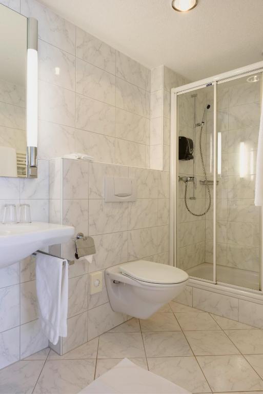 Bilik mandi di KunstHotel Linde Garni