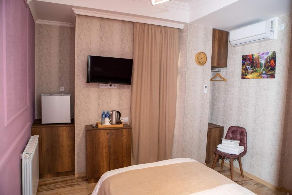 TV a/nebo společenská místnost v ubytování Legend Hotel