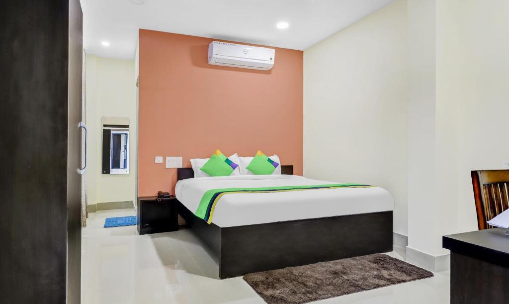 Treebo Trend Hotel Mobi VIP Airport tesisinde bir odada yatak veya yataklar