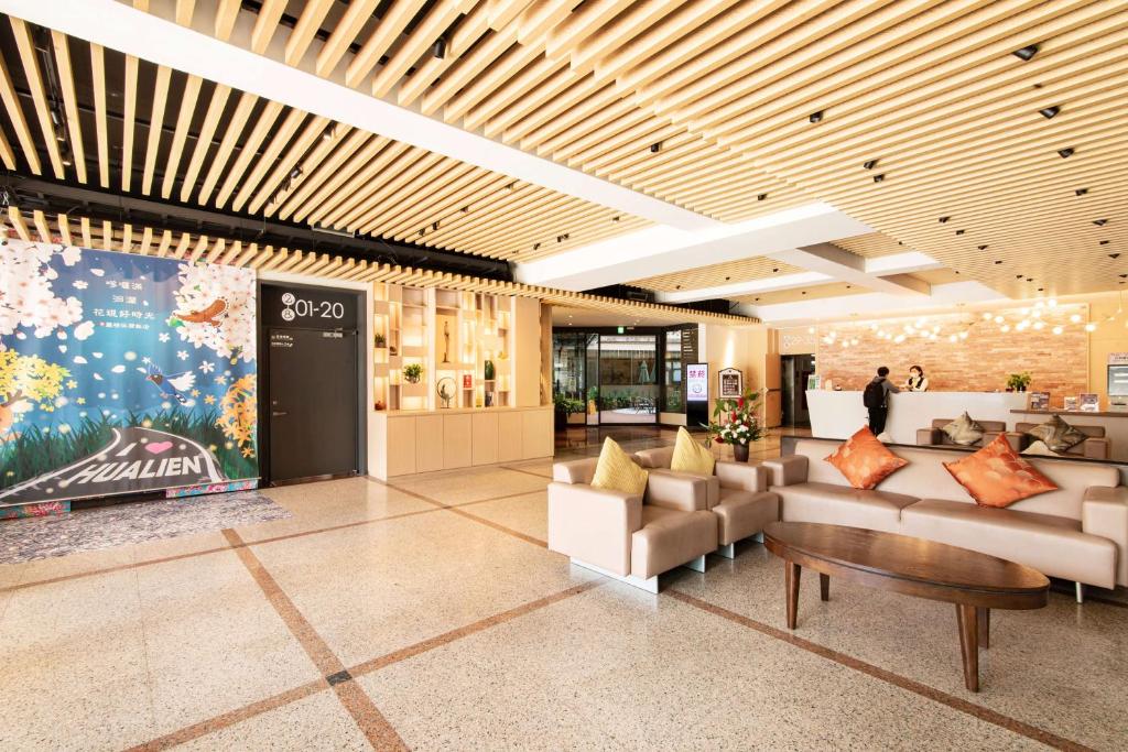 a lobby with couches and a table in a building at Liga Hotel in Hualien City