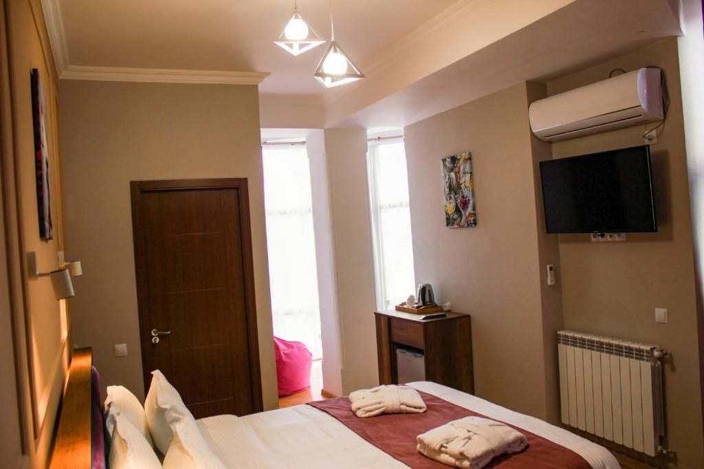 TV a/nebo společenská místnost v ubytování Legend Hotel