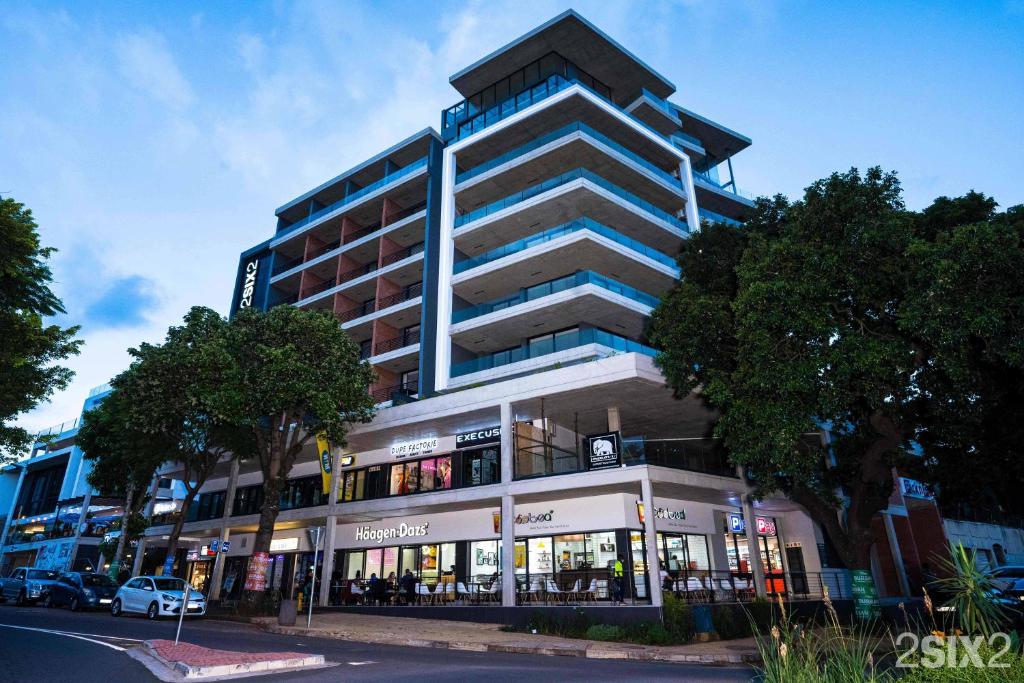 een hoog gebouw in een stadsstraat met een winkel bij 2SIX2, FLORIDA ROAD in Durban