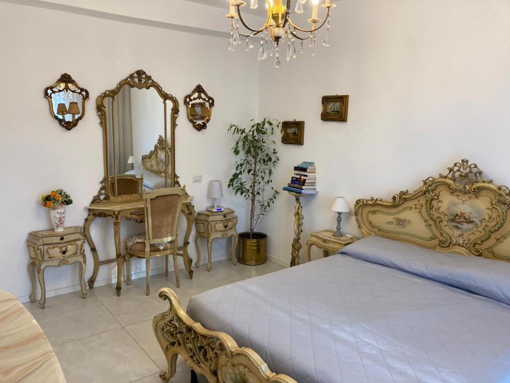 1 dormitorio con cama, mesa y espejo en Apartment Tamiris en Milán