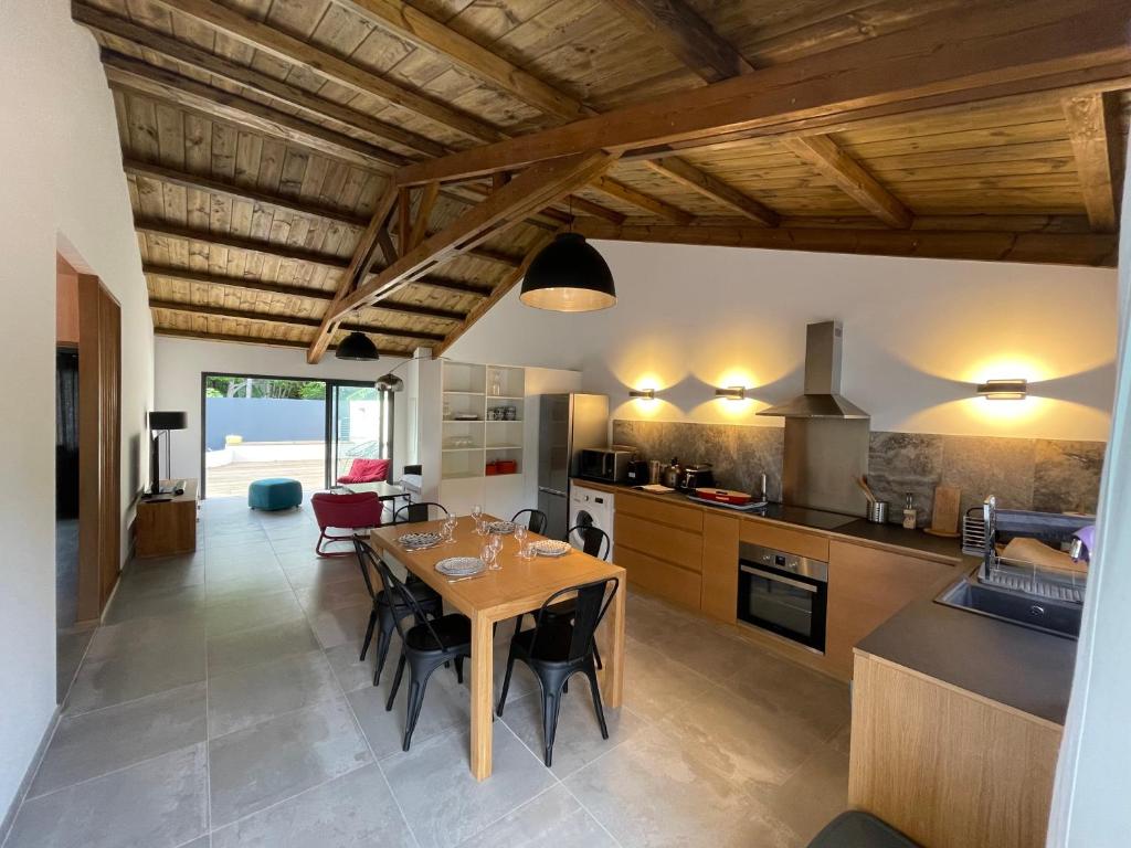 - une cuisine et une salle à manger avec une table et des chaises dans l'établissement villa Pwintosel 2, à Saint-Leu
