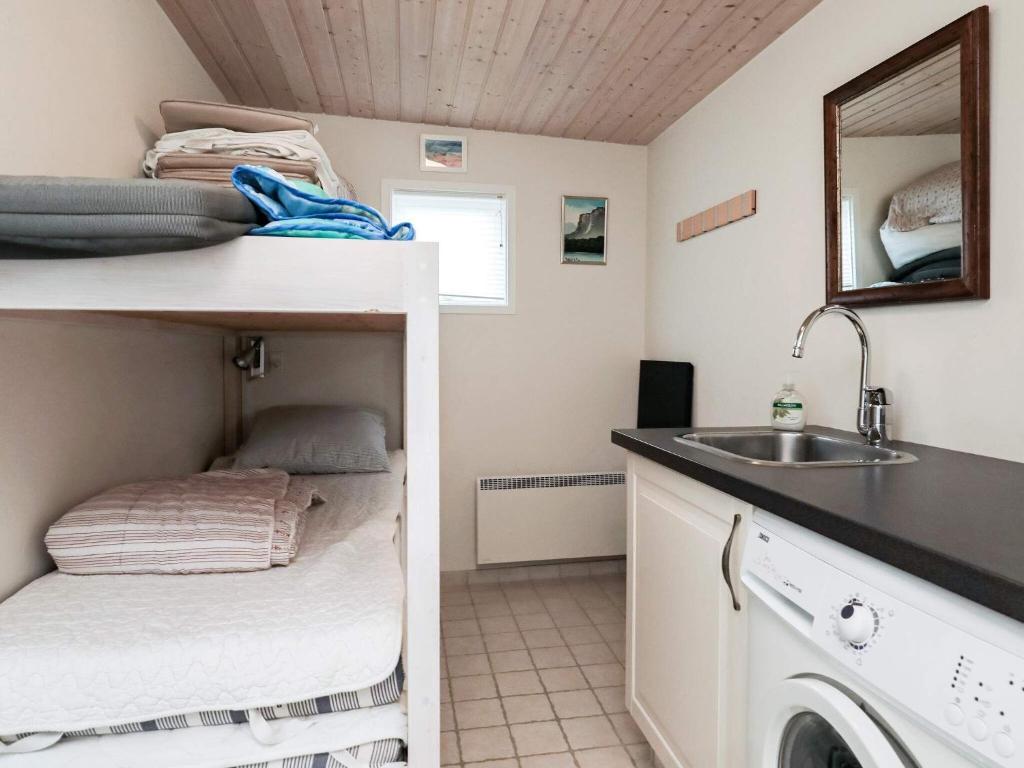 Kuchyň nebo kuchyňský kout v ubytování 6 person holiday home in Brenderup Fyn-By Traum