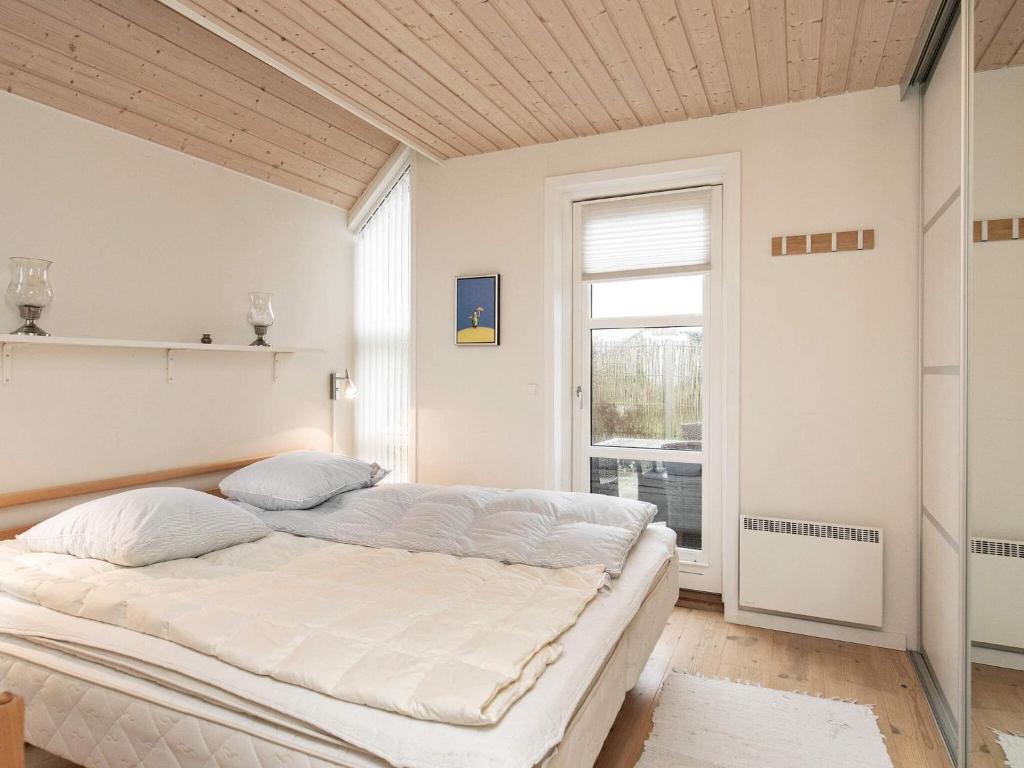 Postel nebo postele na pokoji v ubytování 6 person holiday home in Brenderup Fyn-By Traum