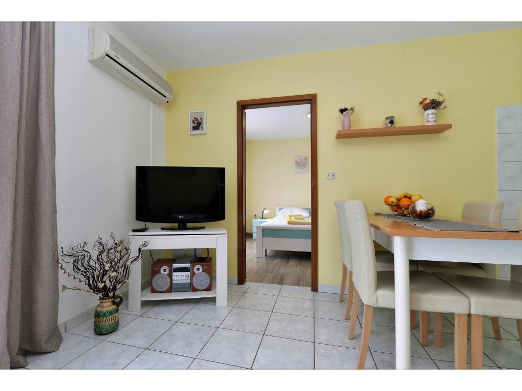 Televízia a/alebo spoločenská miestnosť v ubytovaní Apartments Kostelic