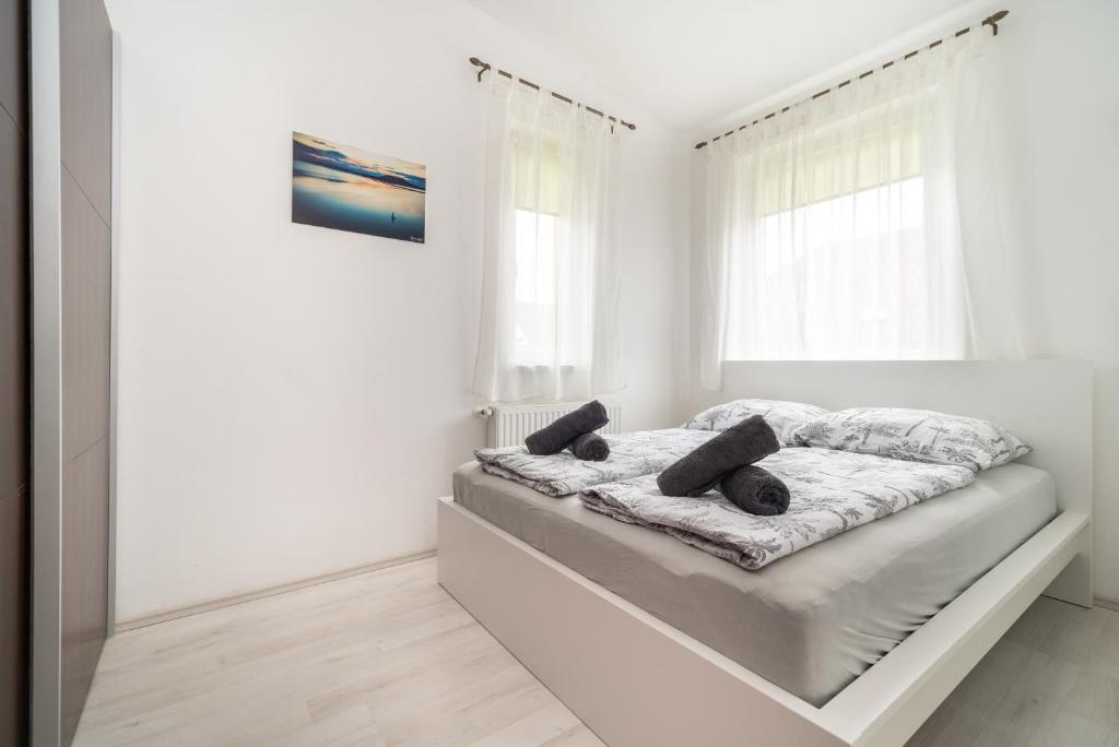 Postel nebo postele na pokoji v ubytování Grand 56 Apartman-Keszthely