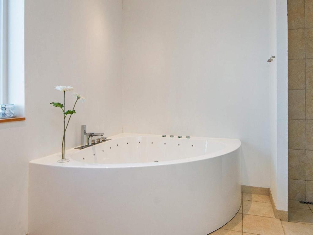 Koupelna v ubytování 10 person holiday home in Haderslev-By Traum