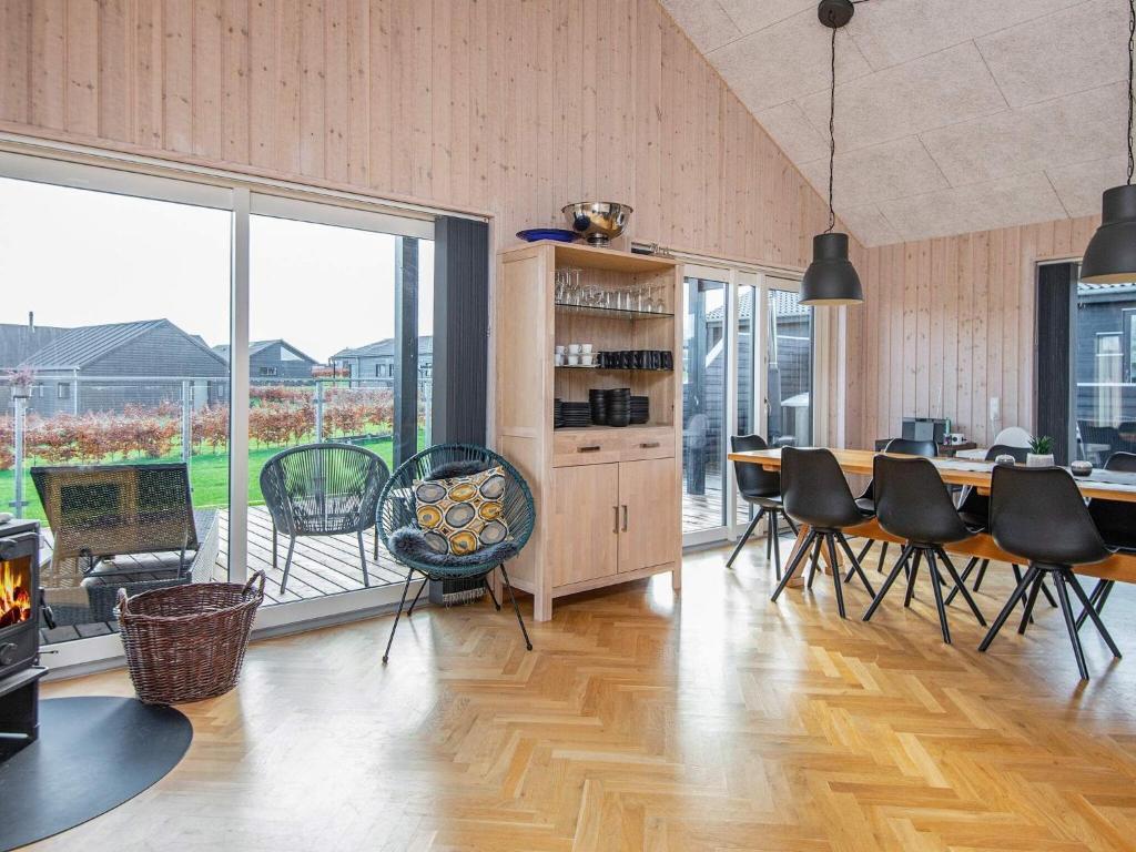 Kuchyň nebo kuchyňský kout v ubytování 10 person holiday home in Haderslev-By Traum