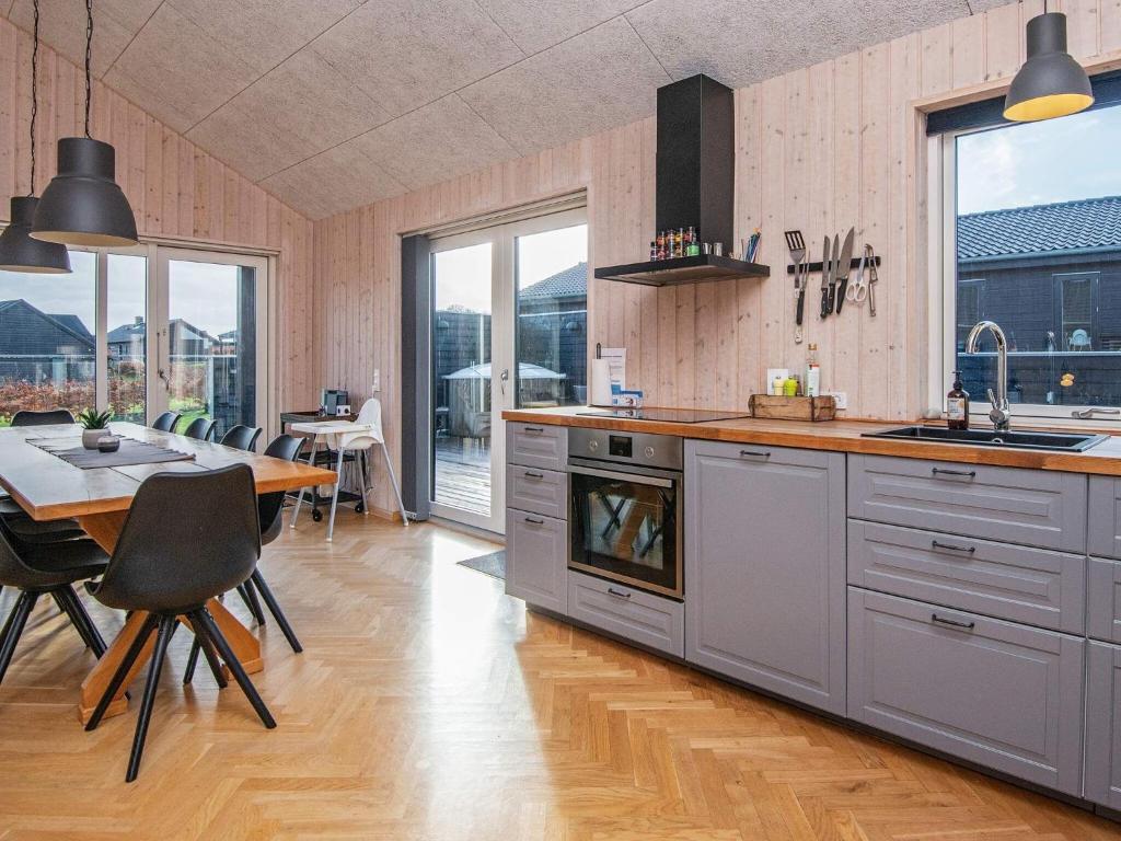 Kuchyň nebo kuchyňský kout v ubytování 10 person holiday home in Haderslev-By Traum