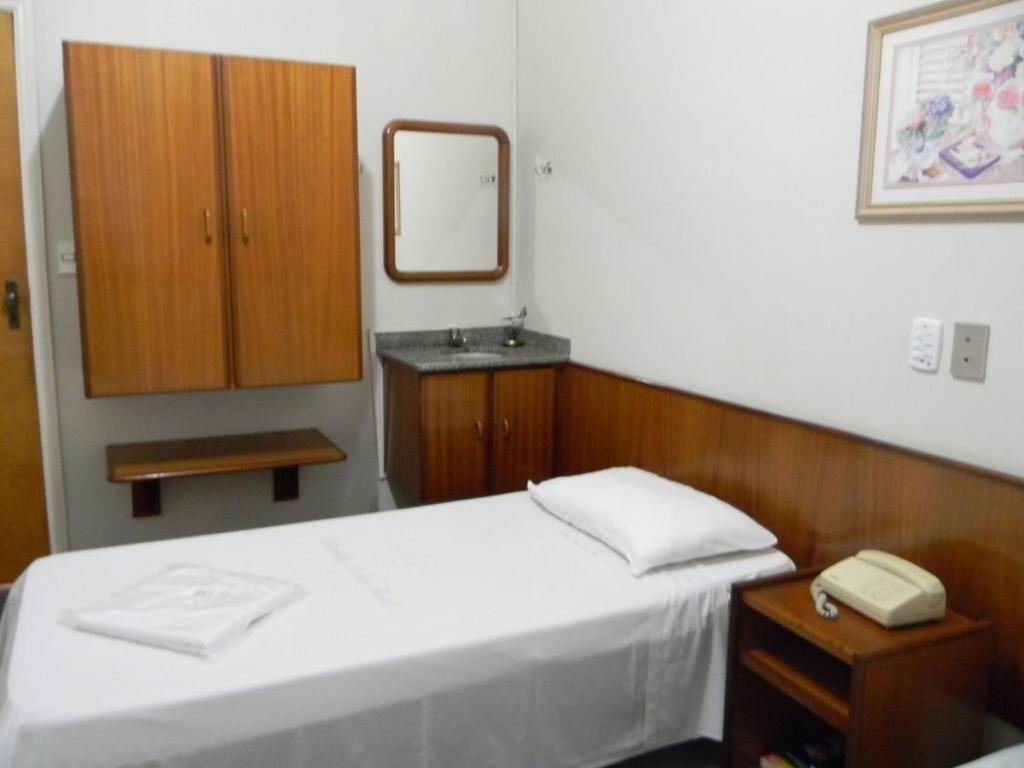 Postel nebo postele na pokoji v ubytování Hotel Chantilly