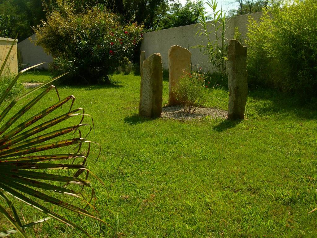 Jardin de l&#39;&eacute;tablissement H&ocirc;tel de la Madeleine &agrave; Tornac