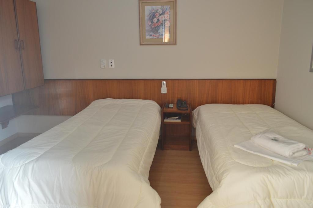 Postel nebo postele na pokoji v ubytování Hotel Chantilly
