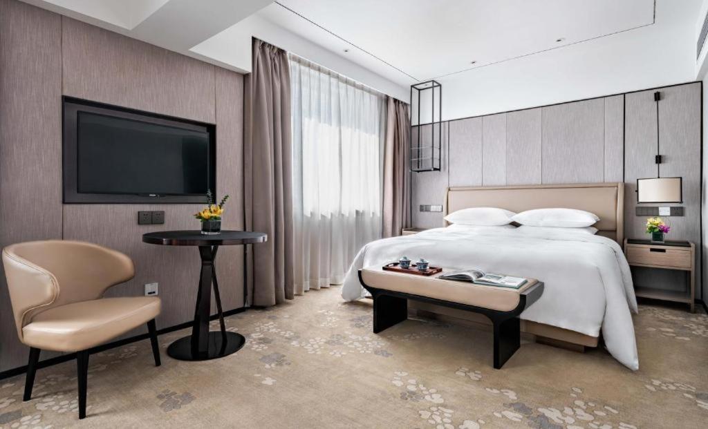 Postel nebo postele na pokoji v ubytování Hotel Landmark Canton