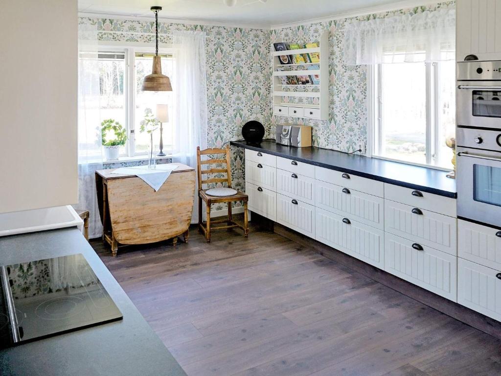 Kuchyň nebo kuchyňský kout v ubytování Holiday home LJUNG