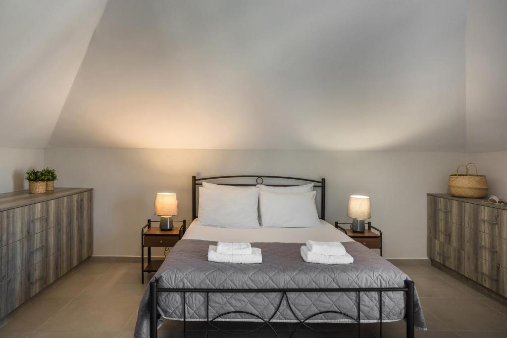 Łóżko lub łóżka w pokoju w obiekcie Fidias city rooms