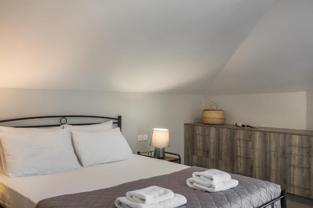 Łóżko lub łóżka w pokoju w obiekcie Fidias city rooms
