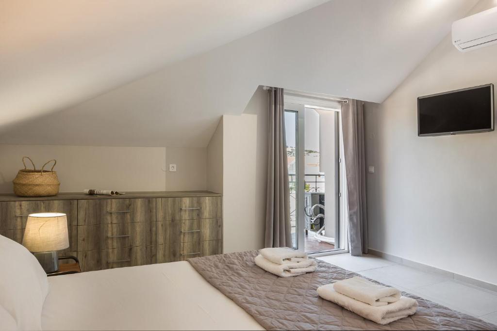 Łóżko lub łóżka w pokoju w obiekcie Fidias city rooms