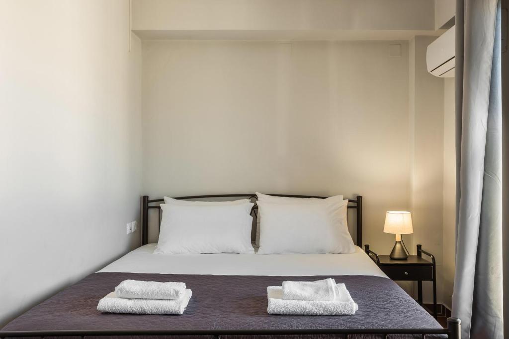 Łóżko lub łóżka w pokoju w obiekcie Fidias city rooms