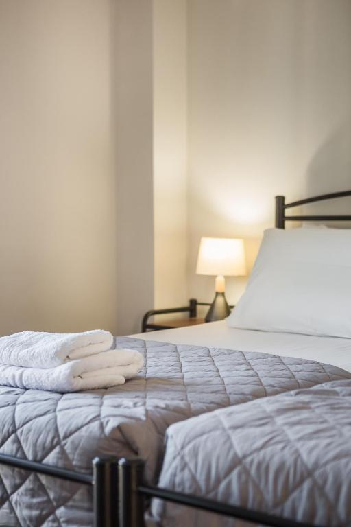 Łóżko lub łóżka w pokoju w obiekcie Fidias city rooms