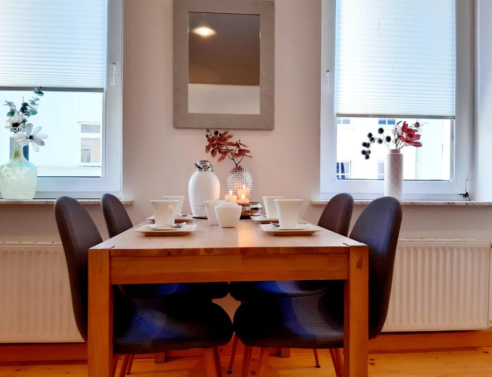 a dining room table with chairs and a wooden table at Ferienwohnungen Familie Schmidt in Gera
