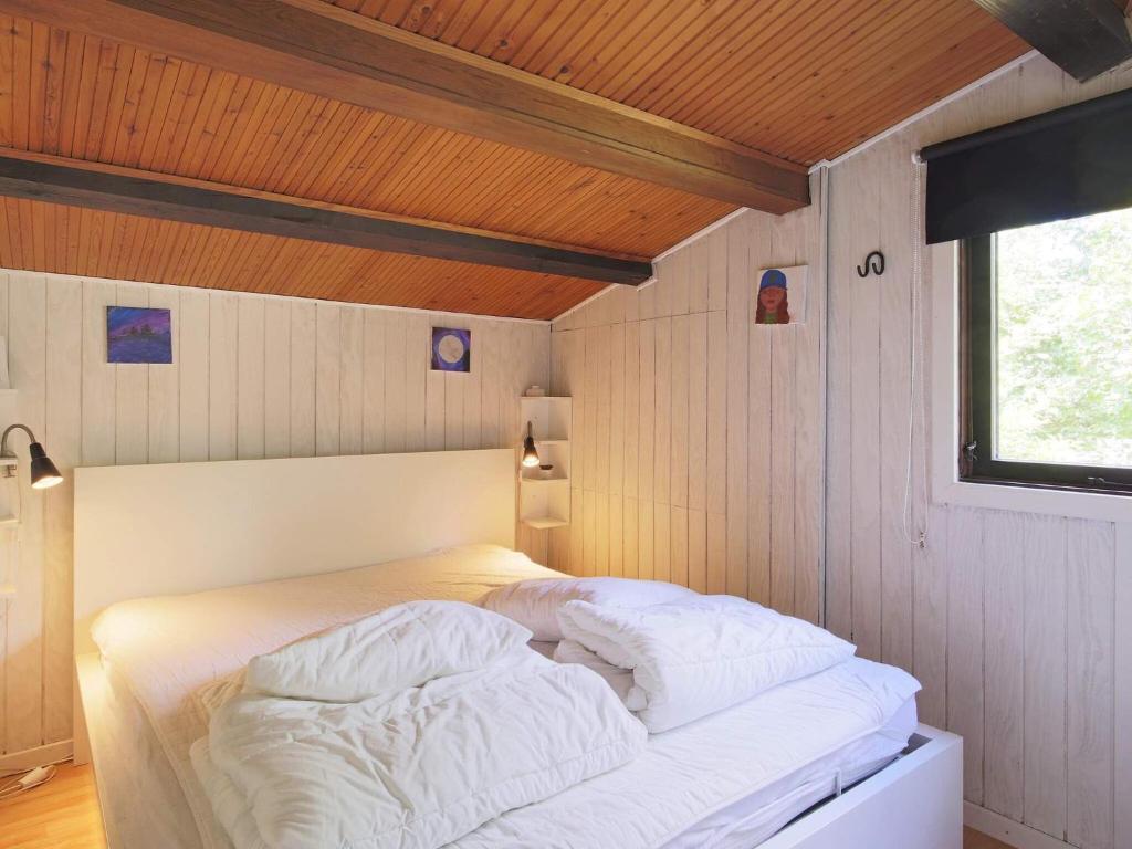 Postel nebo postele na pokoji v ubytování 8 person holiday home in Holbæk