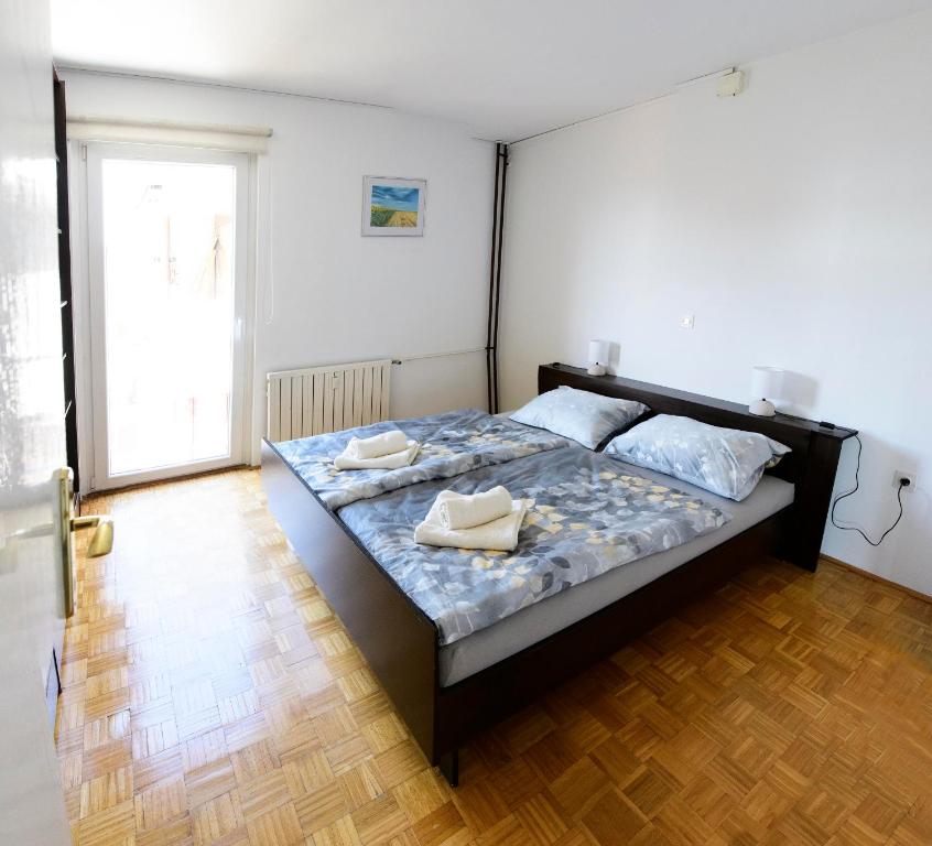 sypialnia z łóżkiem z dwoma ręcznikami w obiekcie Beautiful apartment in the nicest part of town w Lublanie