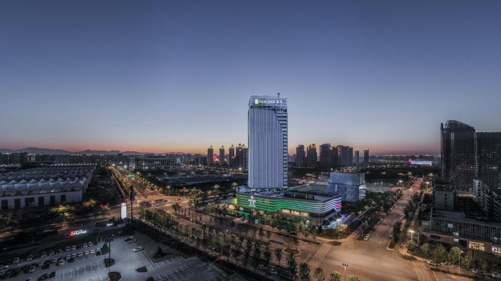 een uitzicht op een stad met een hoog gebouw bij HUALUXE Xi'an Chanba, an IHG Hotel in Xi'an