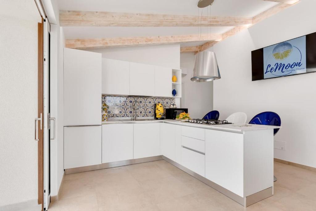 Kuchyňa alebo kuchynka v ubytovaní LeMoon Holiday Home x7 con Terrazzo e Parcheggio - Sorrento Coast