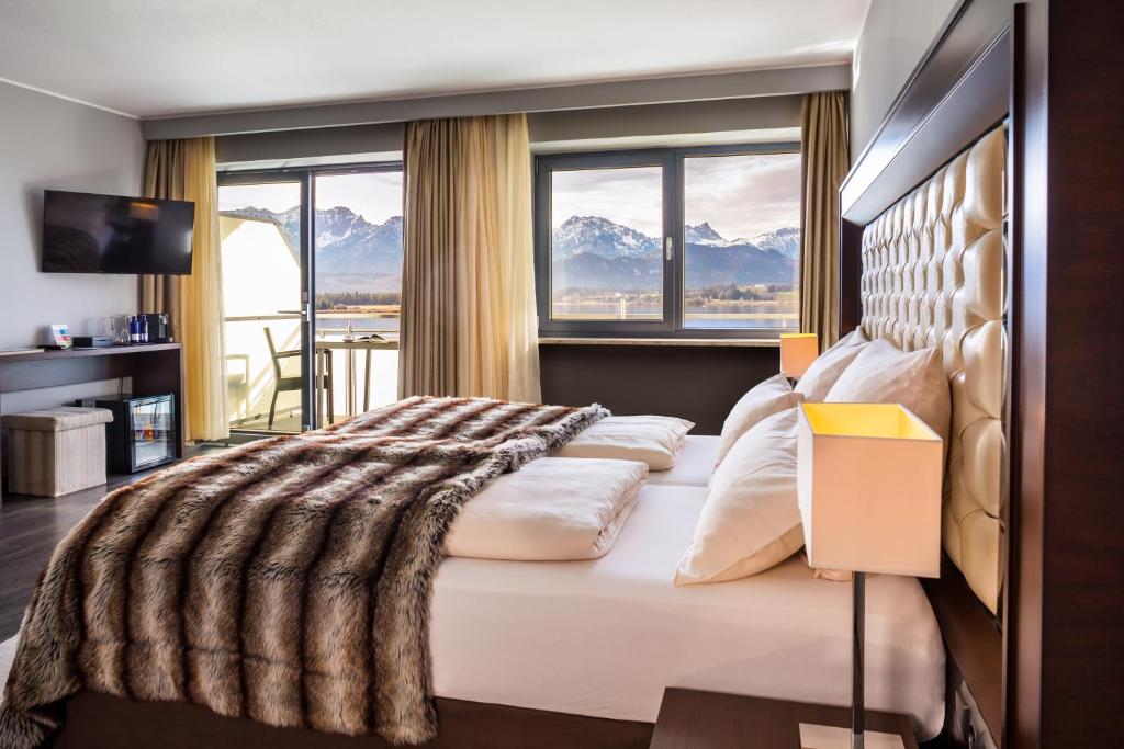 Postel nebo postele na pokoji v ubytování Hotel am Hopfensee