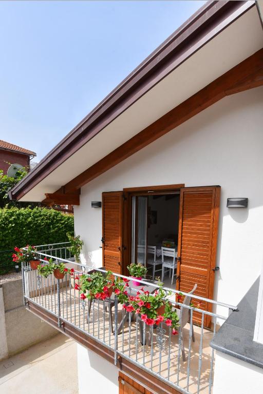 a balcony with geraniums on a house at La dimora di Venere in Agerola
