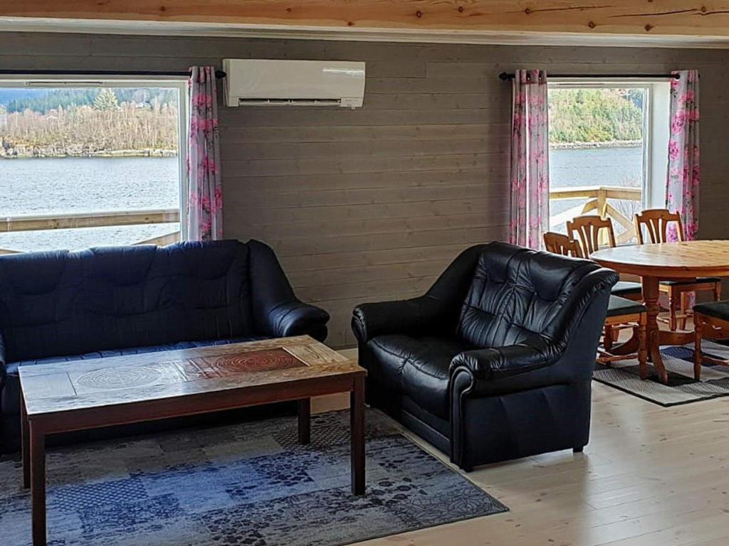 Posezení v ubytování 8 person holiday home in Svelgen