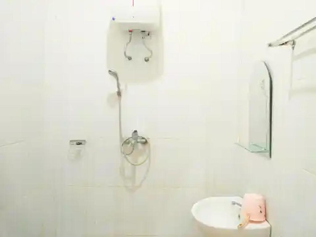 Koupelna v ubytování RedDoorz at Hotel Nuansa Ngawi