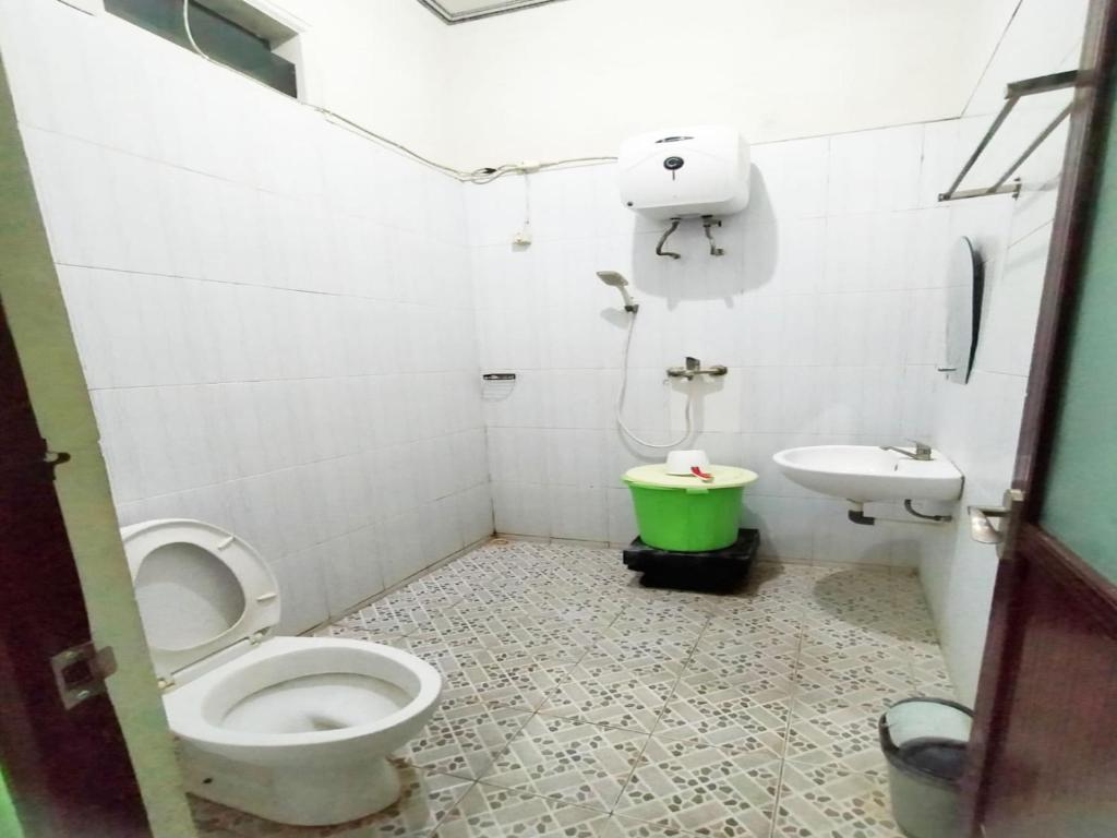 Koupelna v ubytování RedDoorz at Hotel Nuansa Ngawi