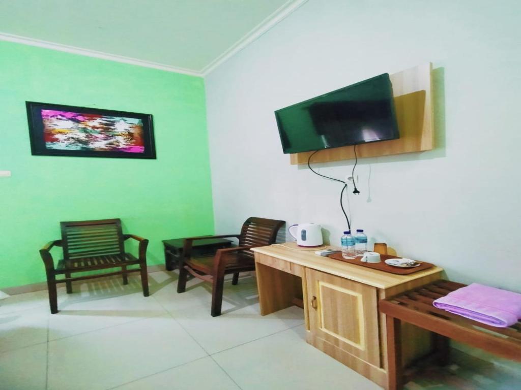 TV a/nebo společenská místnost v ubytování RedDoorz at Hotel Nuansa Ngawi