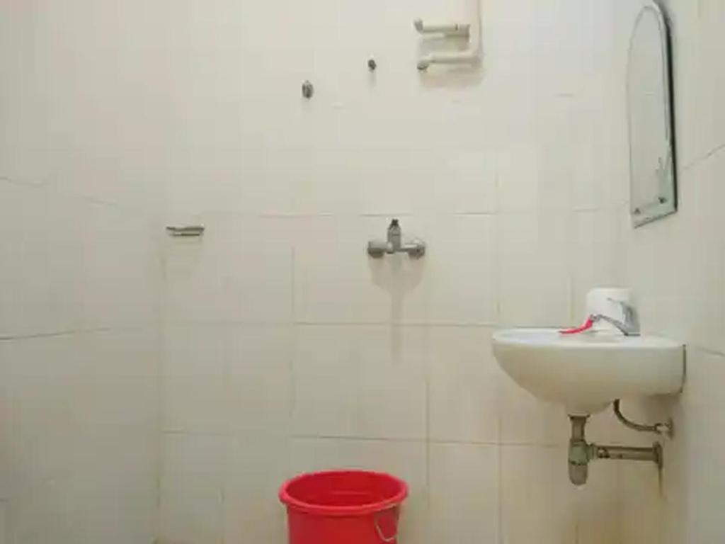 Koupelna v ubytování RedDoorz at Hotel Nuansa Ngawi