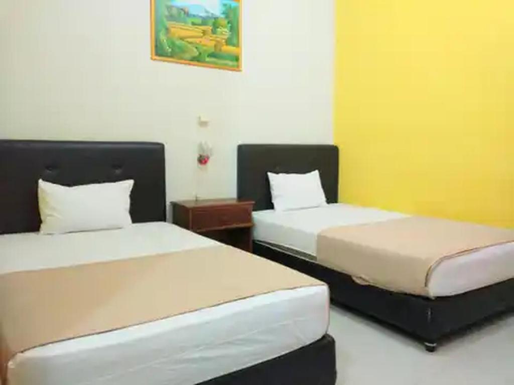 Postel nebo postele na pokoji v ubytování RedDoorz at Hotel Nuansa Ngawi