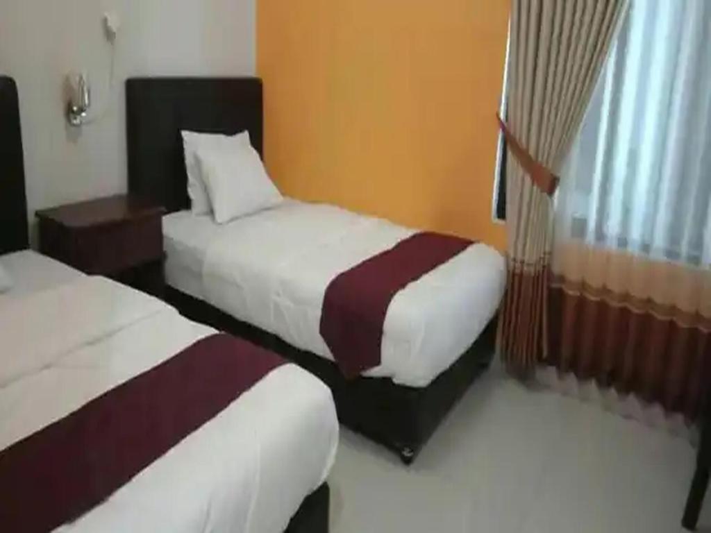Postel nebo postele na pokoji v ubytování RedDoorz at Hotel Nuansa Ngawi