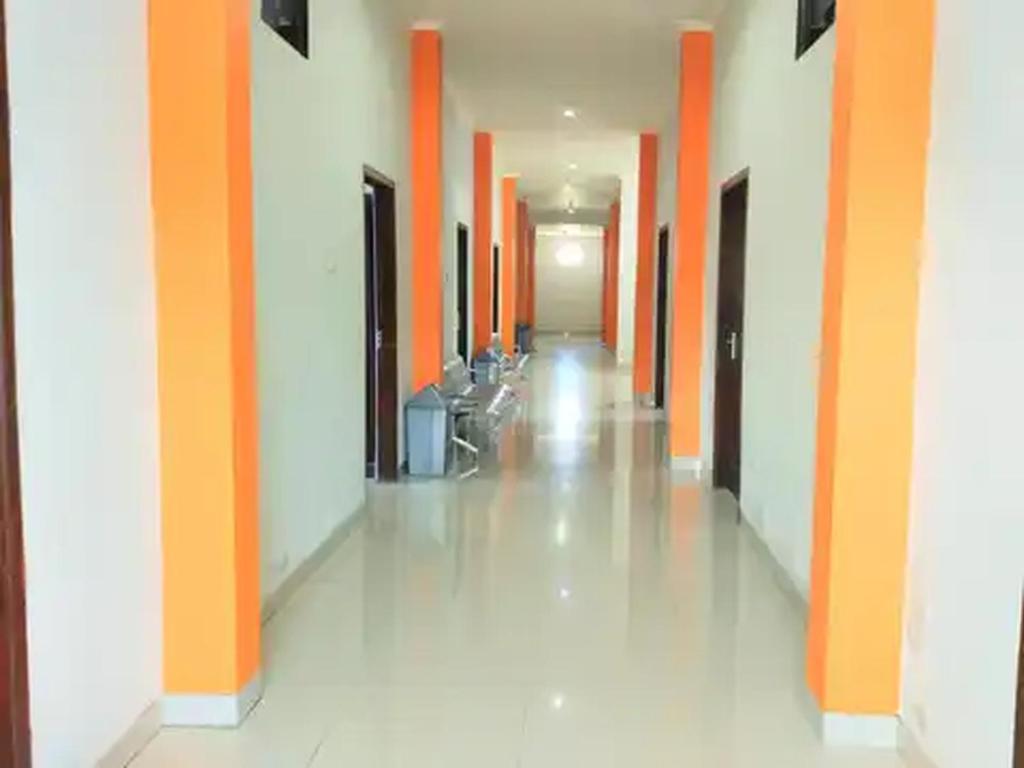 Fotografie z fotogalerie ubytování RedDoorz at Hotel Nuansa Ngawi v destinaci Ngawi